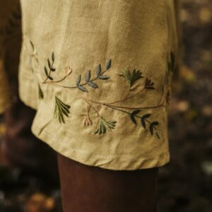 detail broderie feuilles automne